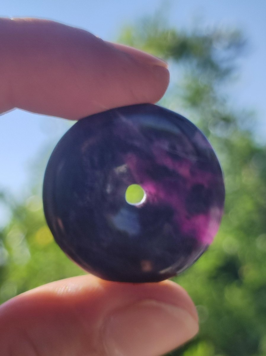 Sugilith Schutz Donut Edelstein Kristall Heilstein Rarität Selten Sammler Sugilit lila Anhänger rund Geschenk Mann Frau Er Sie Freund violet - Art of Nature Berlin