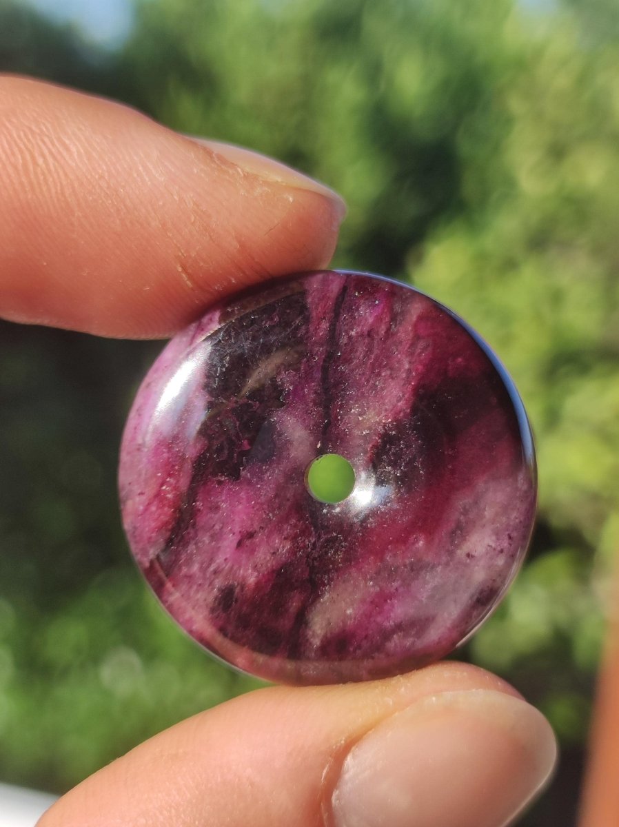 Sugilith Schutz Donut Edelstein Kristall Heilstein Rarität Selten Sammler Sugilit lila Anhänger rund Geschenk Mann Frau Er Sie Freund violet - Art of Nature Berlin
