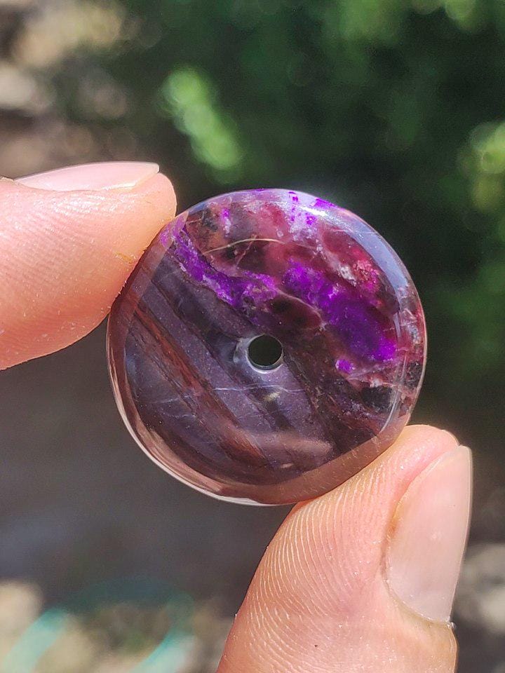 Sugilith Schutz Donut Edelstein Kristall Heilstein Rarität Selten Sammler Sugilit lila Anhänger rund Geschenk Mann Frau Er Sie Freund violet - Art of Nature Berlin