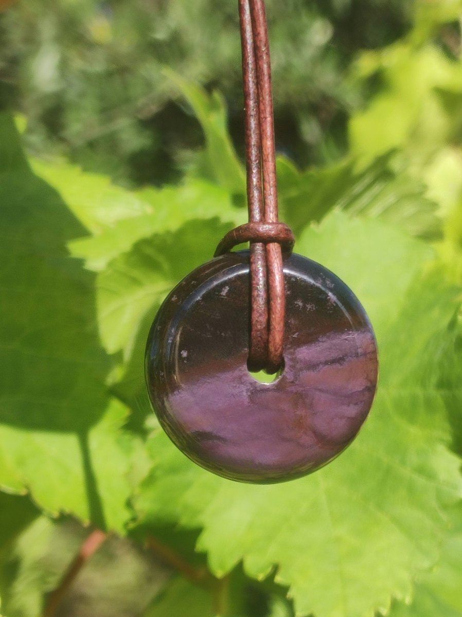 Sugilith Schutz Donut Edelstein Kristall Heilstein Rarität Selten Sammler Sugilit lila Anhänger rund Geschenk Mann Frau Er Sie Freund violet - Art of Nature Berlin