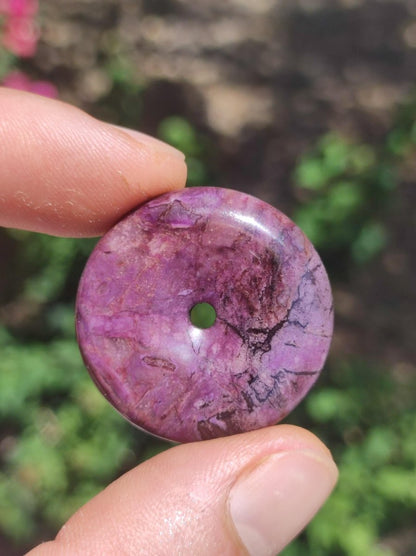 Sugilith Schutz Donut Edelstein Kristall Heilstein Rarität Selten Sammler Sugilit lila Anhänger rund Geschenk Mann Frau Er Sie Freund violet - Art of Nature Berlin
