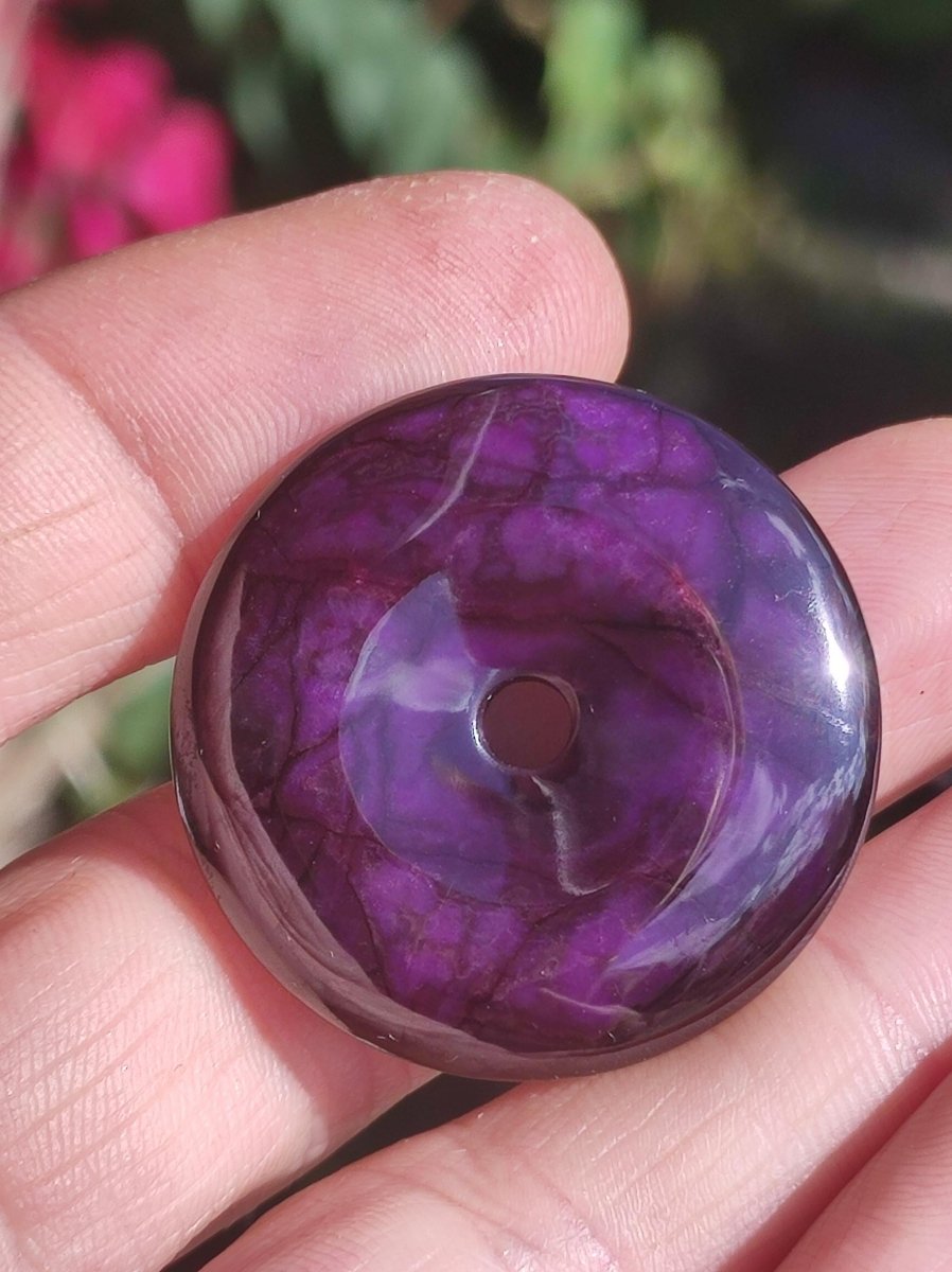 Sugilith Schutz Donut Edelstein Kristall Heilstein Rarität Selten Sammler Sugilit lila Anhänger rund Geschenk Mann Frau Er Sie Freund violet - Art of Nature Berlin