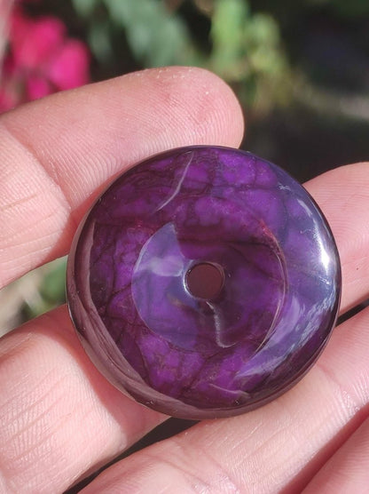 Sugilith Schutz Donut Edelstein Kristall Heilstein Rarität Selten Sammler Sugilit lila Anhänger rund Geschenk Mann Frau Er Sie Freund violet - Art of Nature Berlin
