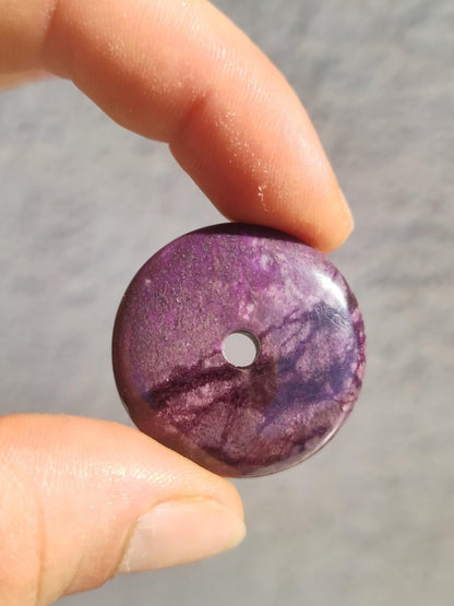 Sugilith Schutz Donut Edelstein Kristall Heilstein Rarität Selten Sammler Sugilit lila Anhänger rund Geschenk Mann Frau Er Sie Freund violet - Art of Nature Berlin