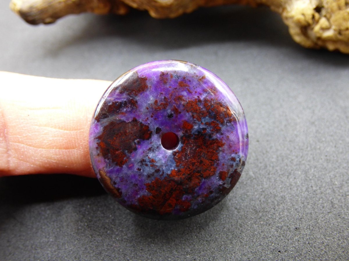 Sugilith Schutz Donut Edelstein Kristall Heilstein Rarität Selten Sammler Sugilit lila Anhänger rund Geschenk Mann Frau Er Sie Freund violet - Art of Nature Berlin