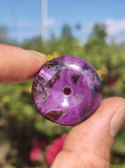 Sugilith Schutz Donut Edelstein Kristall Heilstein Rarität Selten Sammler Sugilit lila Anhänger rund Geschenk Mann Frau Er Sie Freund violet - Art of Nature Berlin