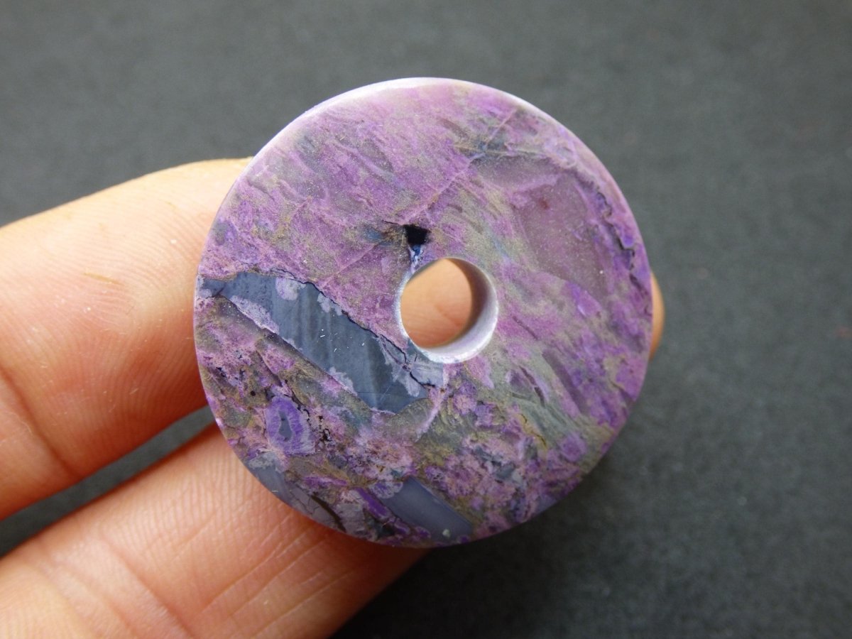 Sugilith Schutz Donut Edelstein Kristall Heilstein Rarität Selten Sammler Sugilit lila Anhänger rund Geschenk Mann Frau Er Sie Freund violet - Art of Nature Berlin
