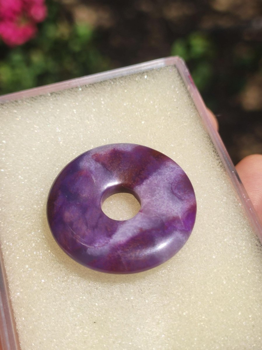 Sugilith Schutz Donut Edelstein Kristall Heilstein Rarität Selten Sammler Sugilit lila Anhänger rund Geschenk Mann Frau Er Sie Freund violet - Art of Nature Berlin