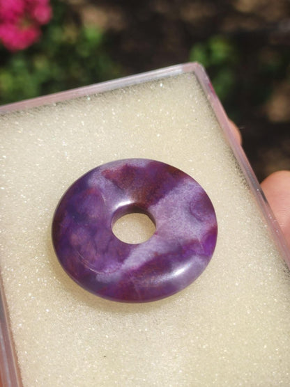Sugilith Schutz Donut Edelstein Kristall Heilstein Rarität Selten Sammler Sugilit lila Anhänger rund Geschenk Mann Frau Er Sie Freund violet - Art of Nature Berlin