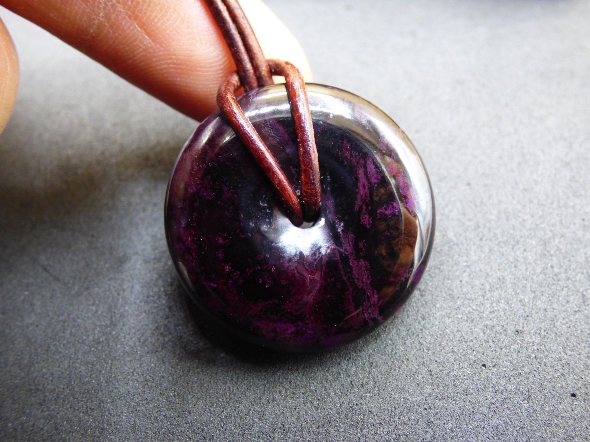 Sugilith Schutz Donut Edelstein Kristall Heilstein Rarität Selten Sammler Sugilit lila Anhänger rund Geschenk Mann Frau Er Sie Freund violet - Art of Nature Berlin