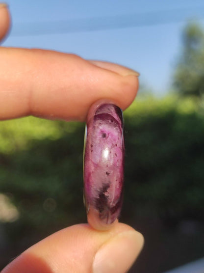 Sugilith Schutz Donut Edelstein Kristall Heilstein Rarität Selten Sammler Sugilit lila Anhänger rund Geschenk Mann Frau Er Sie Freund violet - Art of Nature Berlin
