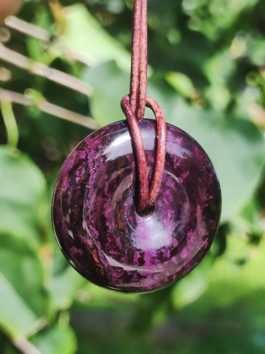 Sugilith Schutz Donut Edelstein Kristall Heilstein Rarität Selten Sammler Sugilit lila Anhänger rund Geschenk Mann Frau Er Sie Freund violet - Art of Nature Berlin