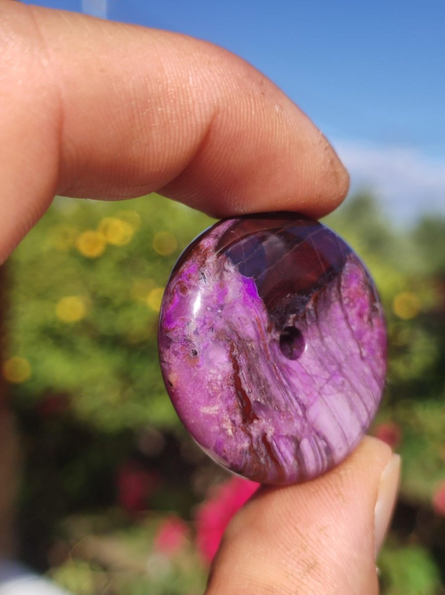 Sugilith Schutz Donut Edelstein Kristall Heilstein Rarität Selten Sammler Sugilit lila Anhänger rund Geschenk Mann Frau Er Sie Freund violet - Art of Nature Berlin
