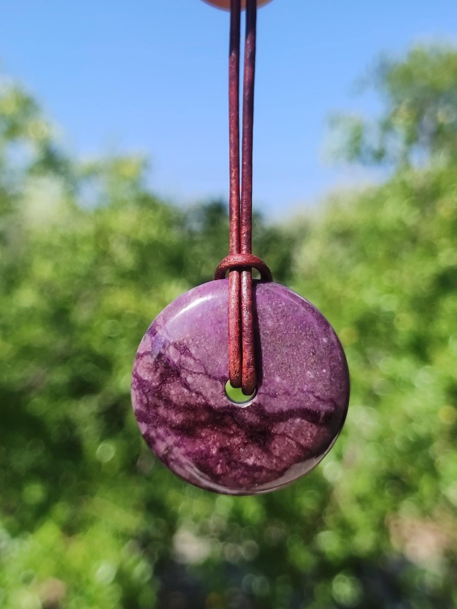 Sugilith Schutz Donut Edelstein Kristall Heilstein Rarität Selten Sammler Sugilit lila Anhänger rund Geschenk Mann Frau Er Sie Freund violet - Art of Nature Berlin