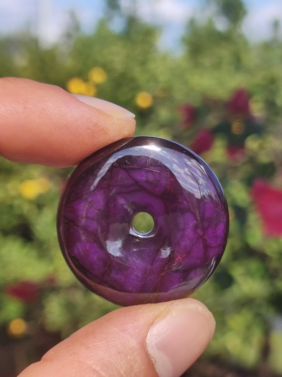 Sugilith Schutz Donut Edelstein Kristall Heilstein Rarität Selten Sammler Sugilit lila Anhänger rund Geschenk Mann Frau Er Sie Freund violet - Art of Nature Berlin