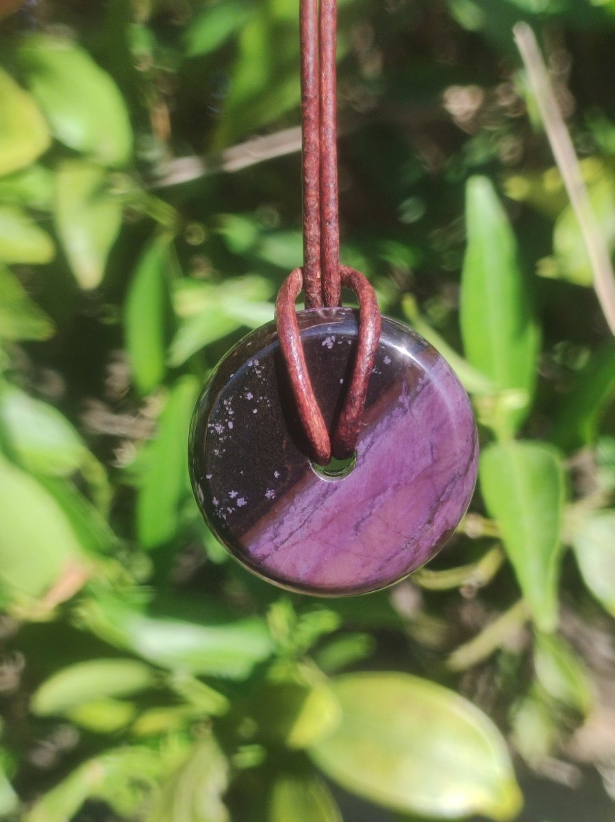 Sugilith Schutz Donut Edelstein Kristall Heilstein Rarität Selten Sammler Sugilit lila Anhänger rund Geschenk Mann Frau Er Sie Freund violet - Art of Nature Berlin