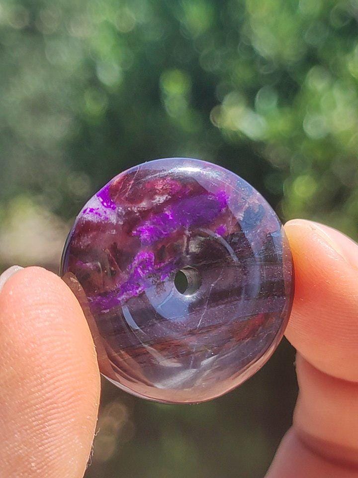 Sugilith Schutz Donut Edelstein Kristall Heilstein Rarität Selten Sammler Sugilit lila Anhänger rund Geschenk Mann Frau Er Sie Freund violet - Art of Nature Berlin