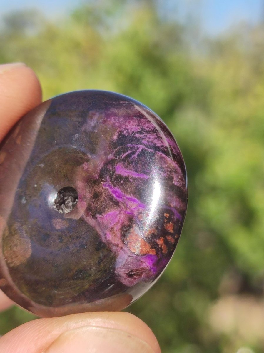 Sugilith Schutz Donut Edelstein Kristall Heilstein Rarität Selten Sammler Sugilit lila Anhänger rund Geschenk Mann Frau Er Sie Freund violet - Art of Nature Berlin