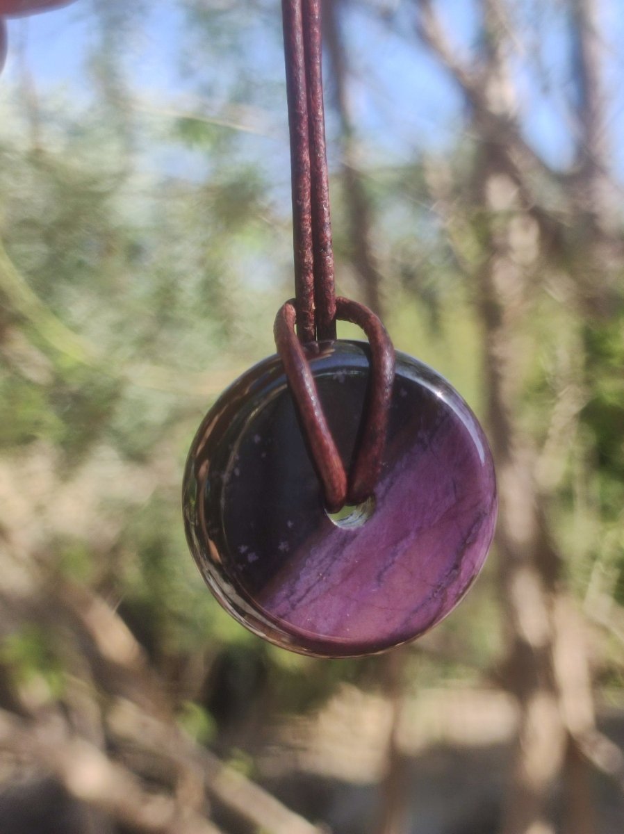 Sugilith Schutz Donut Edelstein Kristall Heilstein Rarität Selten Sammler Sugilit lila Anhänger rund Geschenk Mann Frau Er Sie Freund violet - Art of Nature Berlin