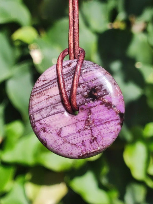 Sugilith Schutz Donut Edelstein Kristall Heilstein Rarität Selten Sammler Sugilit lila Anhänger rund Geschenk Mann Frau Er Sie Freund violet - Art of Nature Berlin