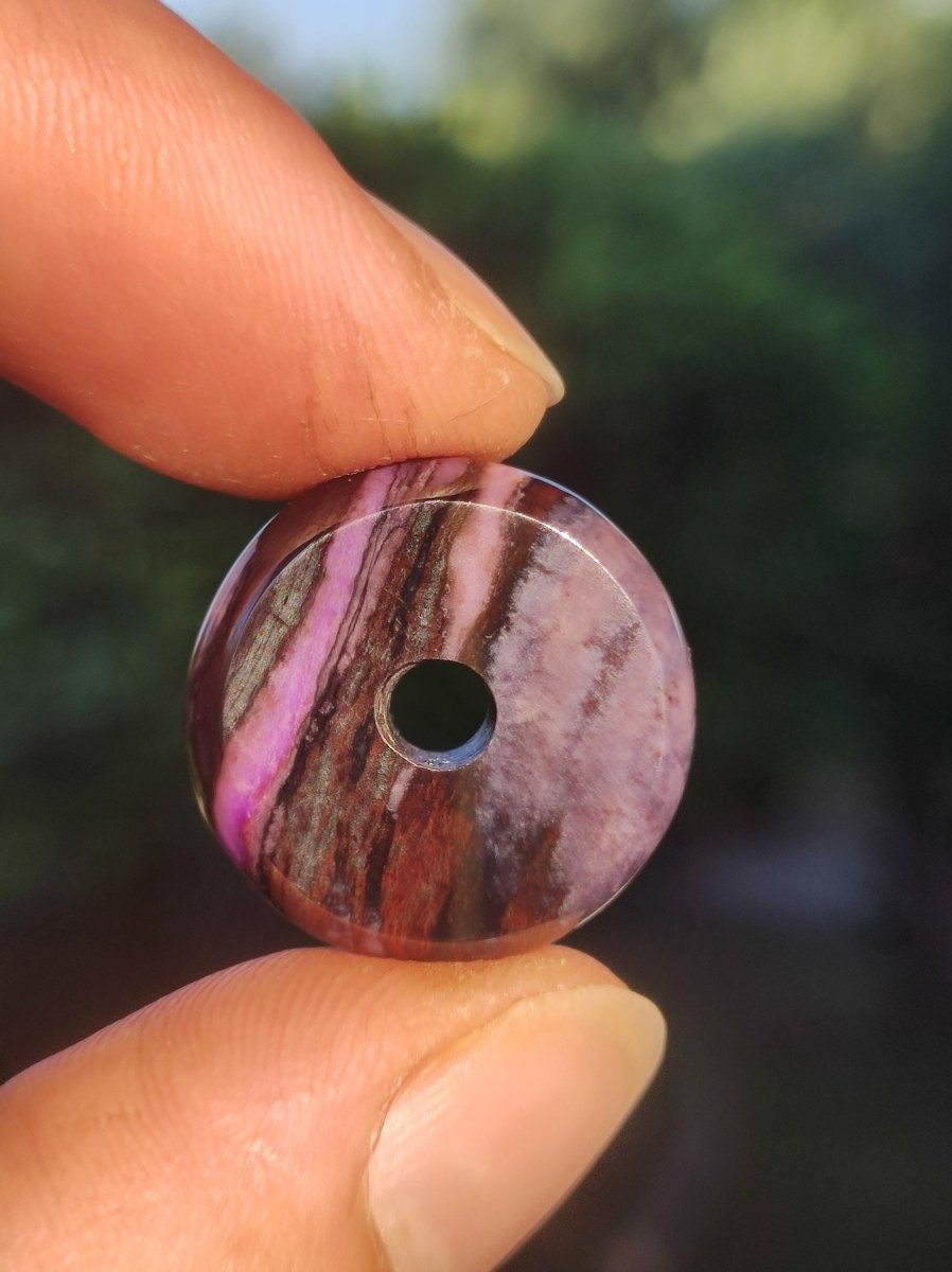 Sugilith Schutz Donut Edelstein Kristall Heilstein Rarität Selten Sammler Sugilit lila Anhänger rund Geschenk Mann Frau Er Sie Freund violet - Art of Nature Berlin