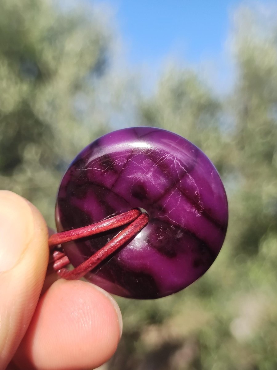 Sugilith Schutz Donut Edelstein Kristall Heilstein Rarität Selten Sammler Sugilit lila Anhänger rund Geschenk Mann Frau Er Sie Freund violet - Art of Nature Berlin