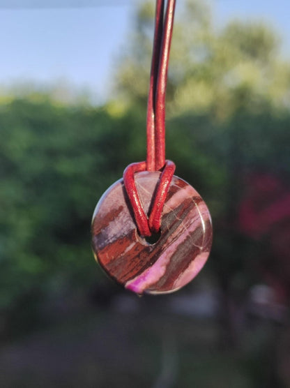 Sugilith Schutz Donut Edelstein Kristall Heilstein Rarität Selten Sammler Sugilit lila Anhänger rund Geschenk Mann Frau Er Sie Freund violet - Art of Nature Berlin