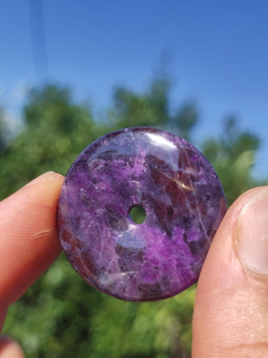 Sugilith Schutz Donut Edelstein Kristall Heilstein Rarität Selten Sammler Sugilit lila Anhänger rund Geschenk Mann Frau Er Sie Freund violet - Art of Nature Berlin