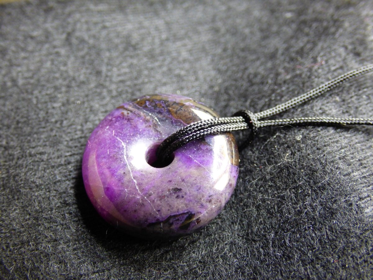 Sugilith Schutz Donut Edelstein Kristall Heilstein Rarität Selten Sammler Sugilit lila Anhänger rund Geschenk Mann Frau Er Sie Freund violet - Art of Nature Berlin
