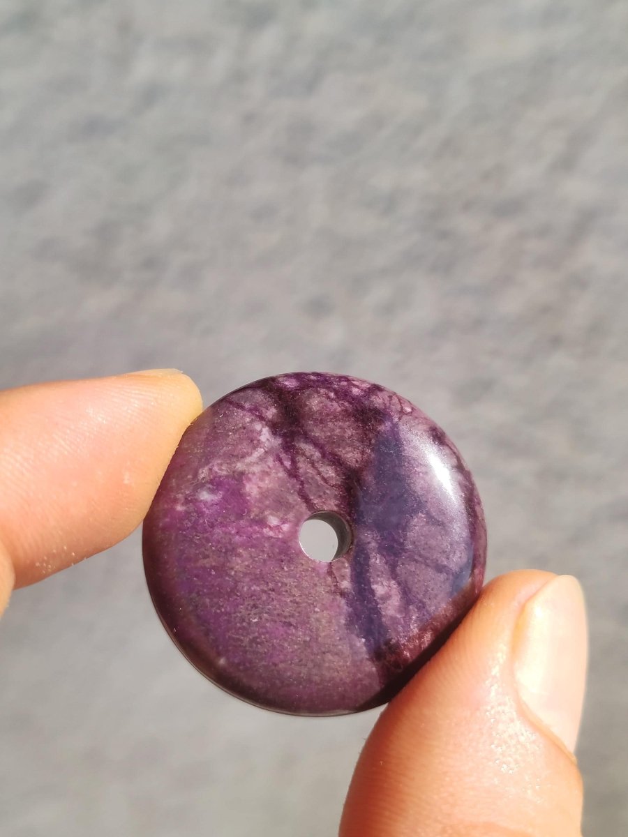 Sugilith Schutz Donut Edelstein Kristall Heilstein Rarität Selten Sammler Sugilit lila Anhänger rund Geschenk Mann Frau Er Sie Freund violet - Art of Nature Berlin