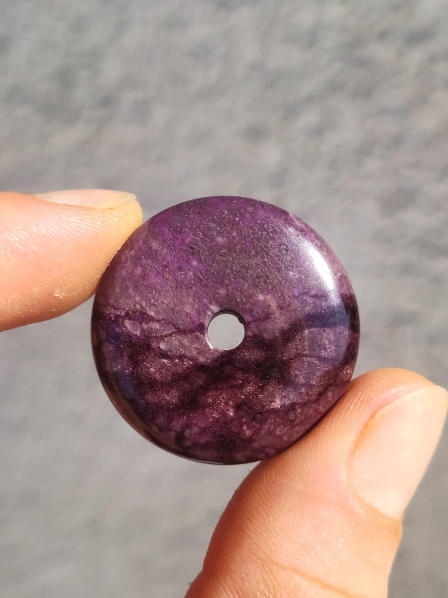Sugilith Schutz Donut Edelstein Kristall Heilstein Rarität Selten Sammler Sugilit lila Anhänger rund Geschenk Mann Frau Er Sie Freund violet - Art of Nature Berlin