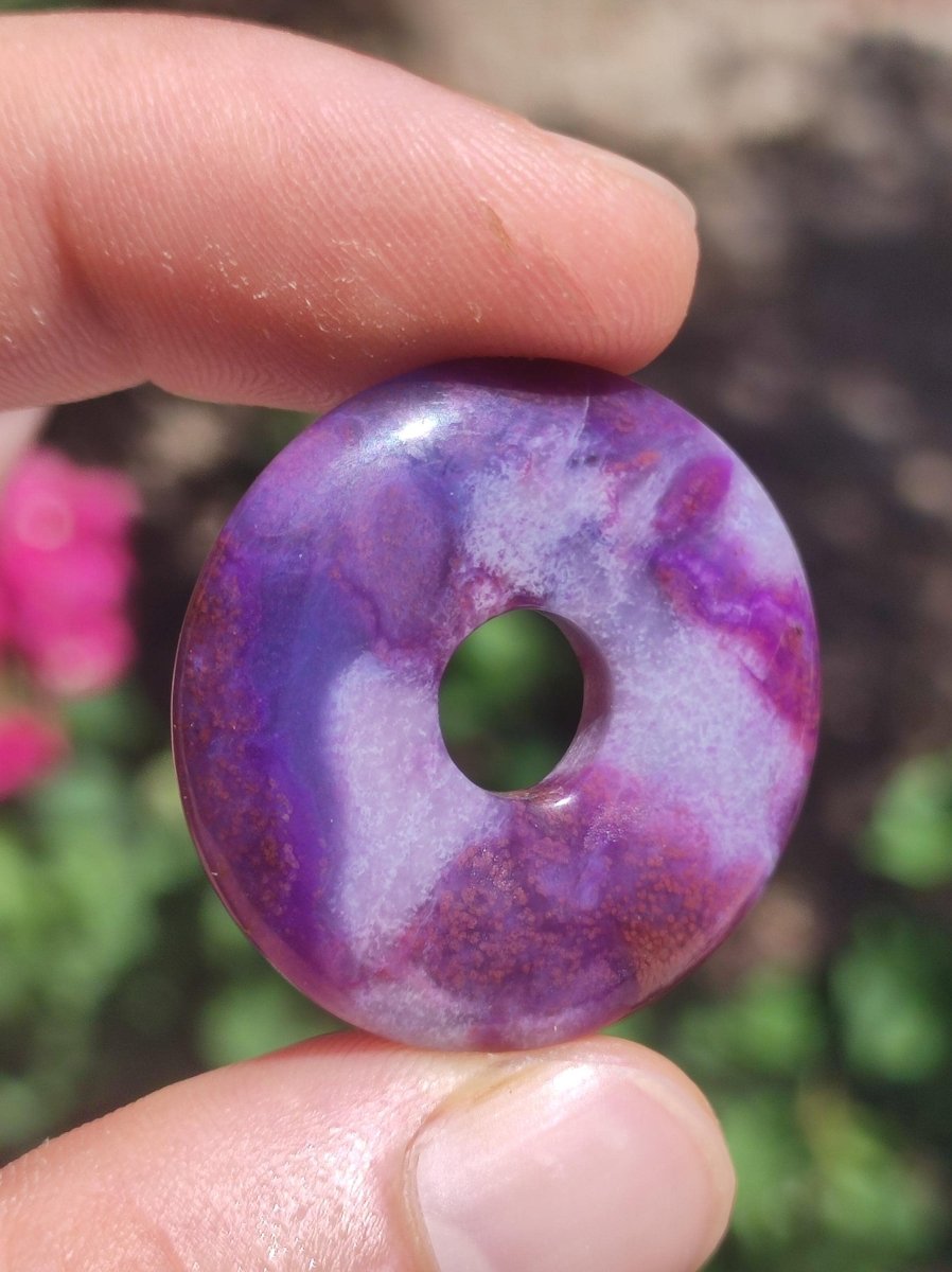 Sugilith Schutz Donut Edelstein Kristall Heilstein Rarität Selten Sammler Sugilit lila Anhänger rund Geschenk Mann Frau Er Sie Freund violet - Art of Nature Berlin