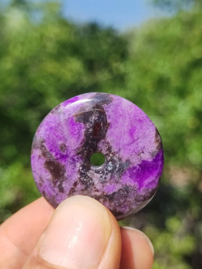 Sugilith Schutz Donut Edelstein Kristall Heilstein Rarität Selten Sammler Sugilit lila Anhänger rund Geschenk Mann Frau Er Sie Freund violet - Art of Nature Berlin