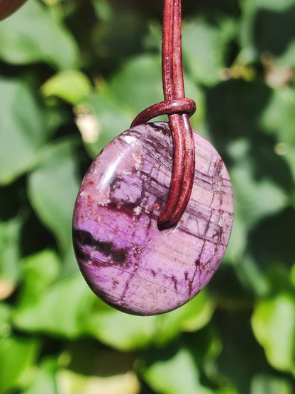 Sugilith Schutz Donut Edelstein Kristall Heilstein Rarität Selten Sammler Sugilit lila Anhänger rund Geschenk Mann Frau Er Sie Freund violet - Art of Nature Berlin