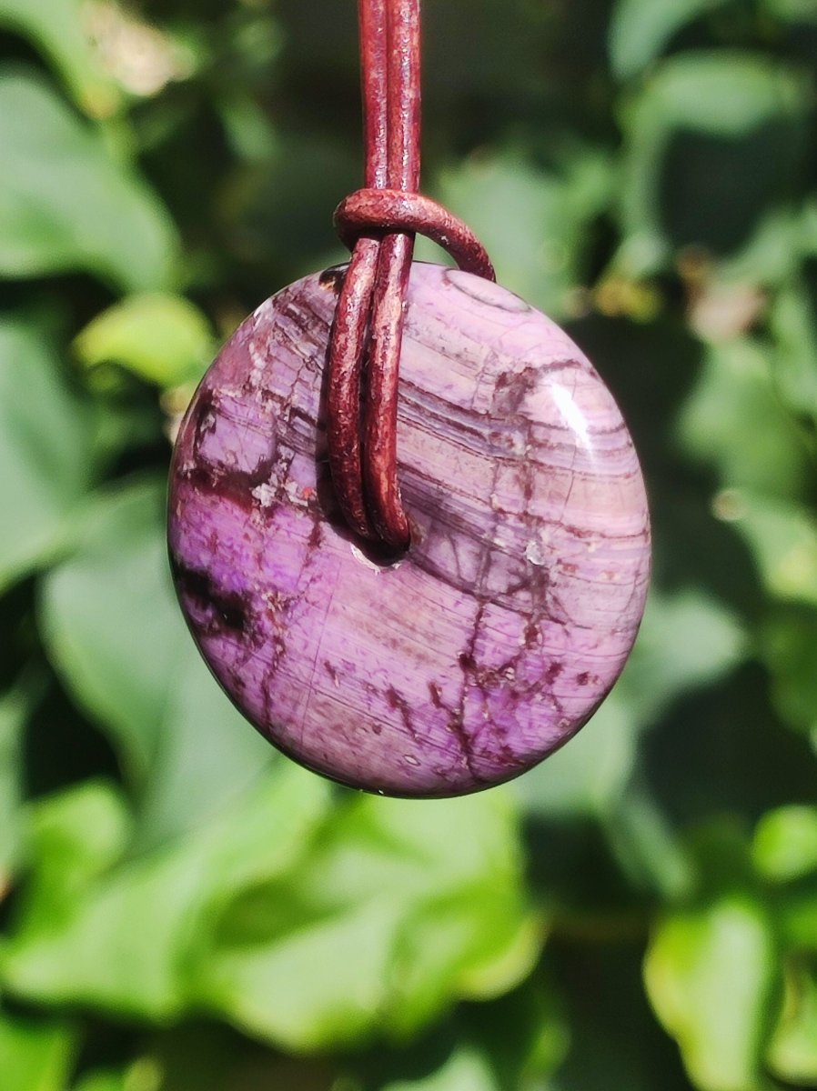 Sugilith Schutz Donut Edelstein Kristall Heilstein Rarität Selten Sammler Sugilit lila Anhänger rund Geschenk Mann Frau Er Sie Freund violet - Art of Nature Berlin