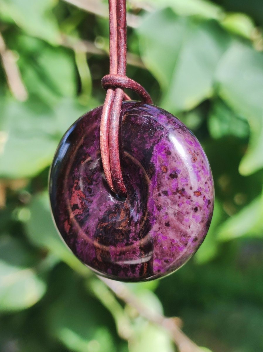 Sugilith Schutz Donut Edelstein Kristall Heilstein Rarität Selten Sammler Sugilit lila Anhänger rund Geschenk Mann Frau Er Sie Freund violet - Art of Nature Berlin