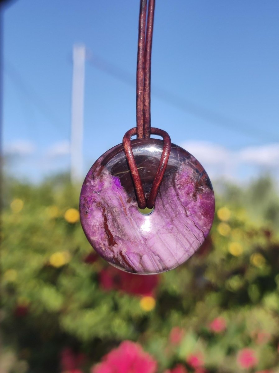 Sugilith Schutz Donut Edelstein Kristall Heilstein Rarität Selten Sammler Sugilit lila Anhänger rund Geschenk Mann Frau Er Sie Freund violet - Art of Nature Berlin