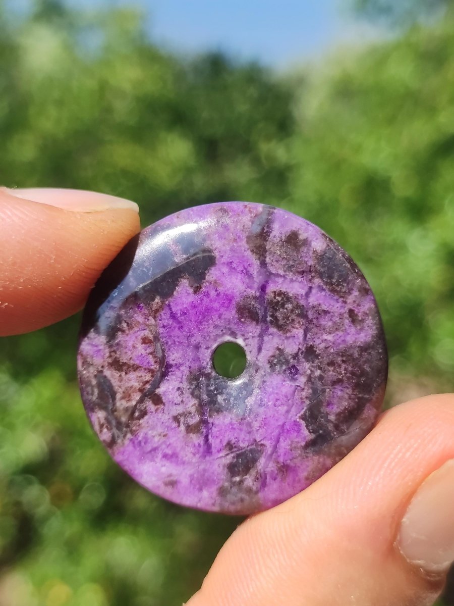 Sugilith Schutz Donut Edelstein Kristall Heilstein Rarität Selten Sammler Sugilit lila Anhänger rund Geschenk Mann Frau Er Sie Freund violet - Art of Nature Berlin