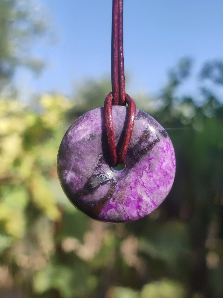 Sugilith Schutz Donut Edelstein Kristall Heilstein Rarität Selten Sammler Sugilit lila Anhänger rund Geschenk Mann Frau Er Sie Freund violet - Art of Nature Berlin