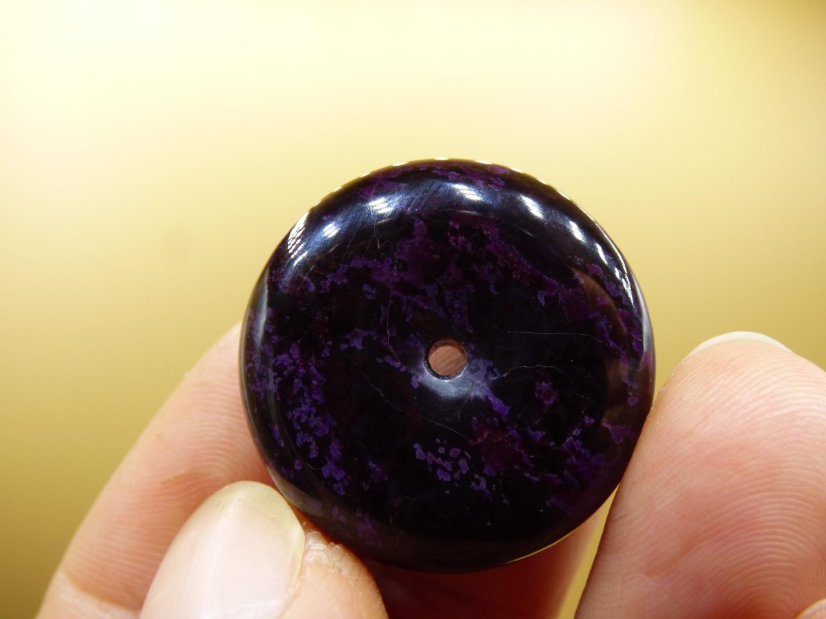 Sugilith Schutz Donut Edelstein Kristall Heilstein Rarität Selten Sammler Sugilit lila Anhänger rund Geschenk Mann Frau Er Sie Freund violet - Art of Nature Berlin