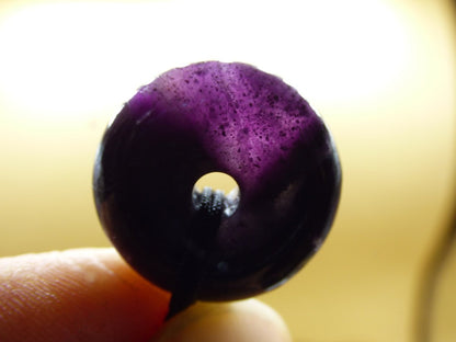 Sugilith Schutz Donut Edelstein Kristall Heilstein Rarität Selten Sammler Sugilit lila Anhänger rund Geschenk Mann Frau Er Sie Freund violet - Art of Nature Berlin