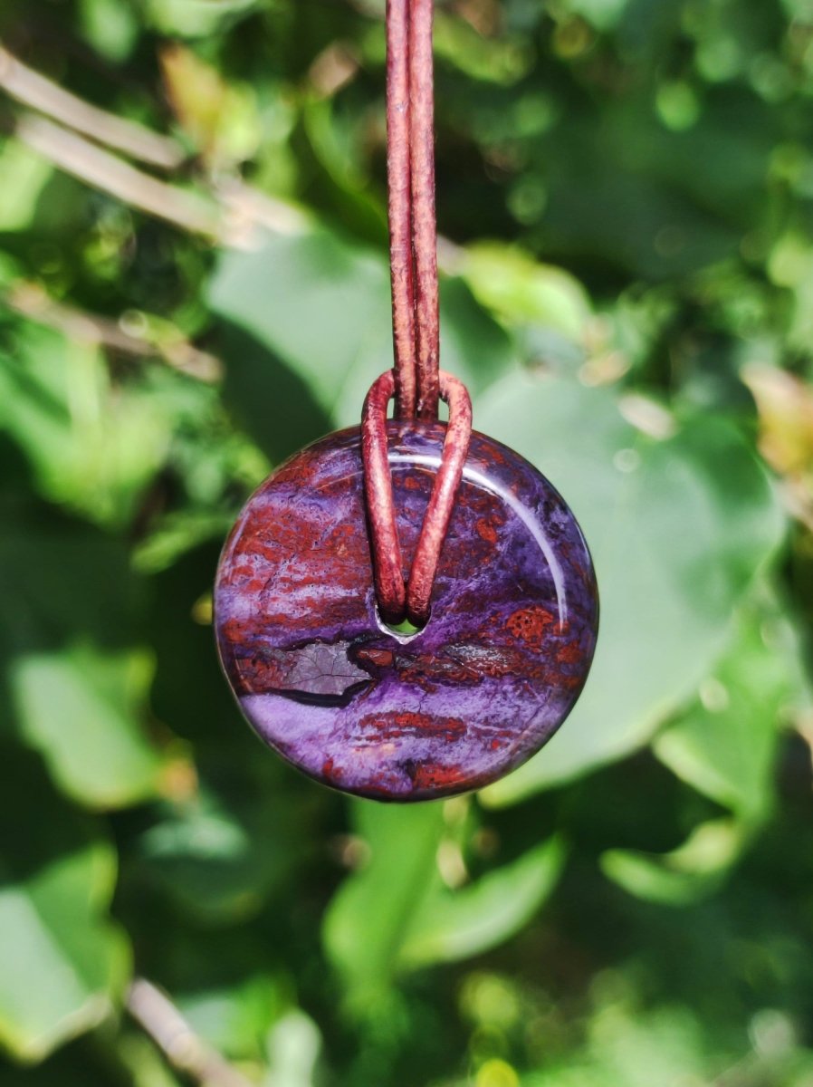 Sugilith Schutz Donut Edelstein Kristall Heilstein Rarität Selten Sammler Sugilit lila Anhänger rund Geschenk Mann Frau Er Sie Freund violet - Art of Nature Berlin