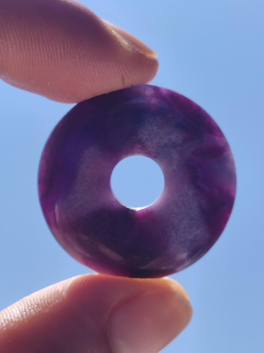 Sugilith Schutz Donut Edelstein Kristall Heilstein Rarität Selten Sammler Sugilit lila Anhänger rund Geschenk Mann Frau Er Sie Freund violet - Art of Nature Berlin