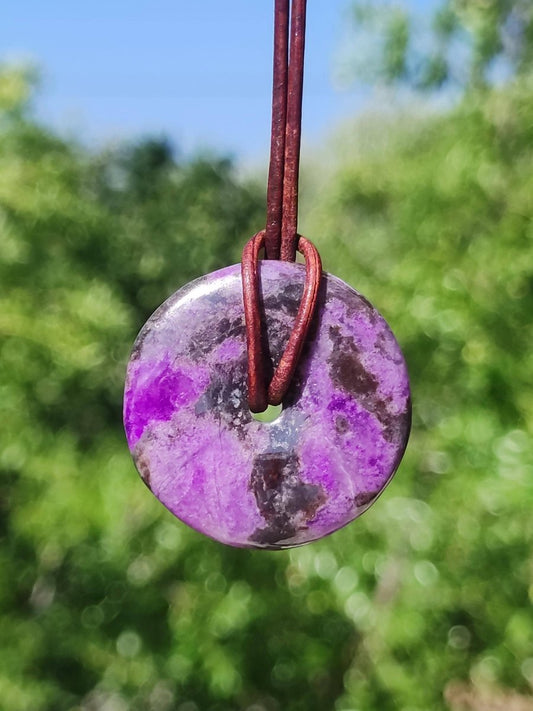 Sugilith Schutz Donut Edelstein Kristall Heilstein Rarität Selten Sammler Sugilit lila Anhänger rund Geschenk Mann Frau Er Sie Freund violet - Art of Nature Berlin