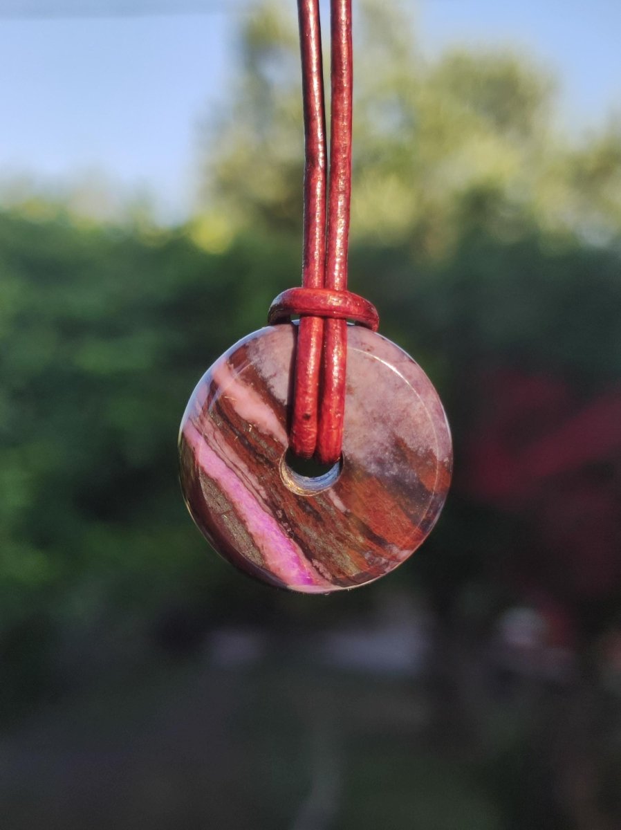 Sugilith Schutz Donut Edelstein Kristall Heilstein Rarität Selten Sammler Sugilit lila Anhänger rund Geschenk Mann Frau Er Sie Freund violet - Art of Nature Berlin