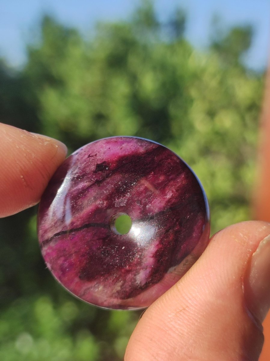 Sugilith Schutz Donut Edelstein Kristall Heilstein Rarität Selten Sammler Sugilit lila Anhänger rund Geschenk Mann Frau Er Sie Freund violet - Art of Nature Berlin