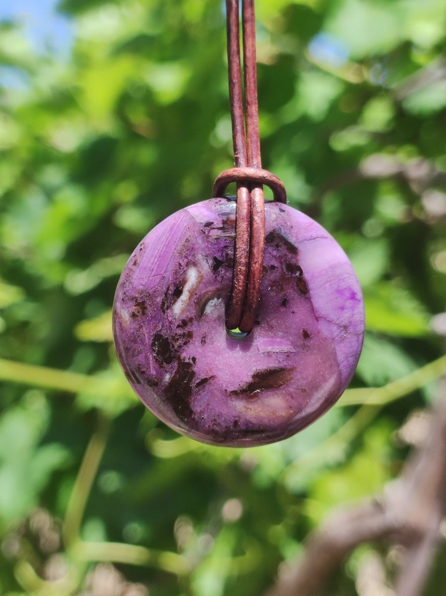 Sugilith Schutz Donut Edelstein Kristall Heilstein Rarität Selten Sammler Sugilit lila Anhänger rund Geschenk Mann Frau Er Sie Freund violet - Art of Nature Berlin