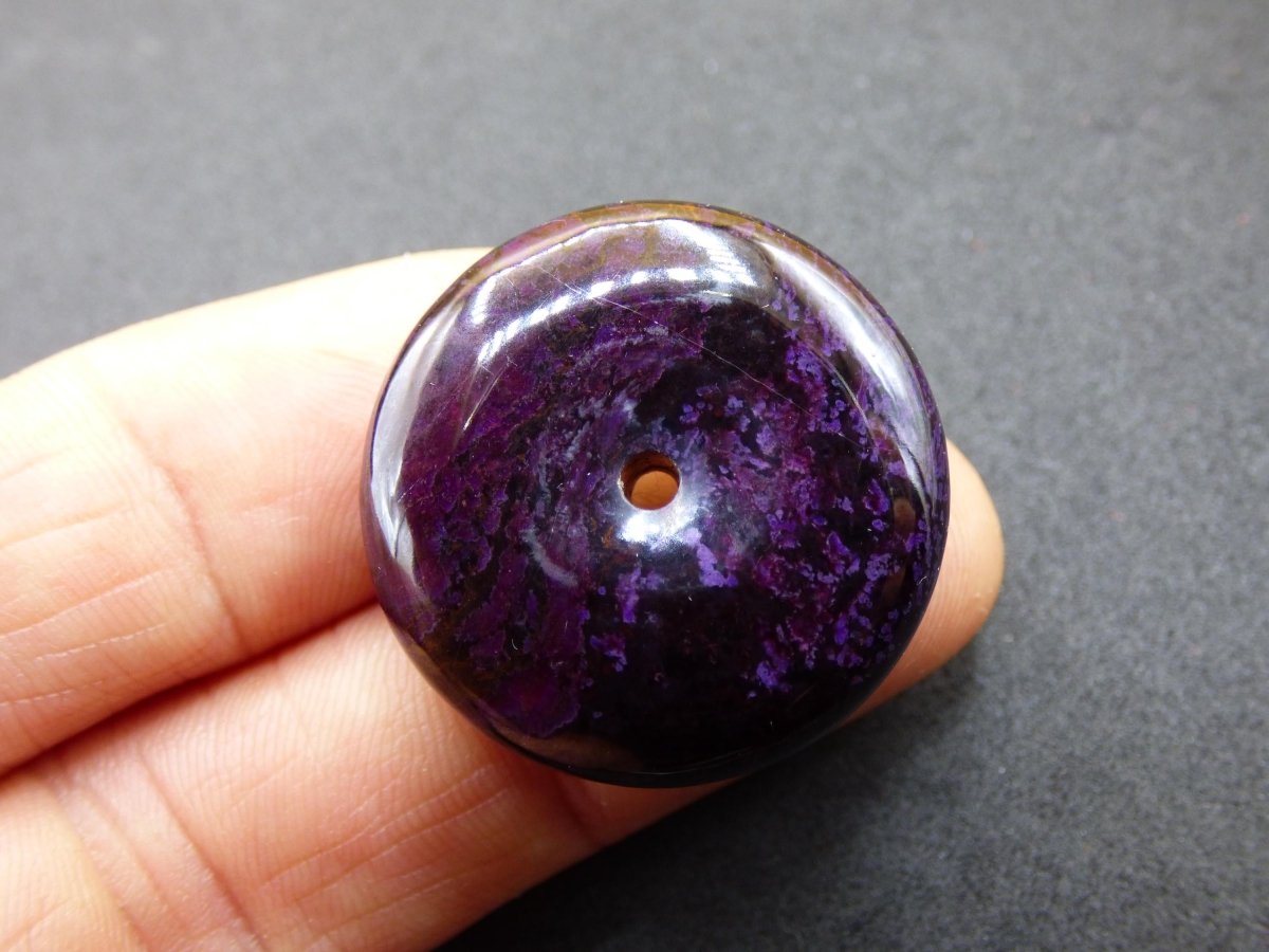 Sugilith Schutz Donut Edelstein Kristall Heilstein Rarität Selten Sammler Sugilit lila Anhänger rund Geschenk Mann Frau Er Sie Freund violet - Art of Nature Berlin
