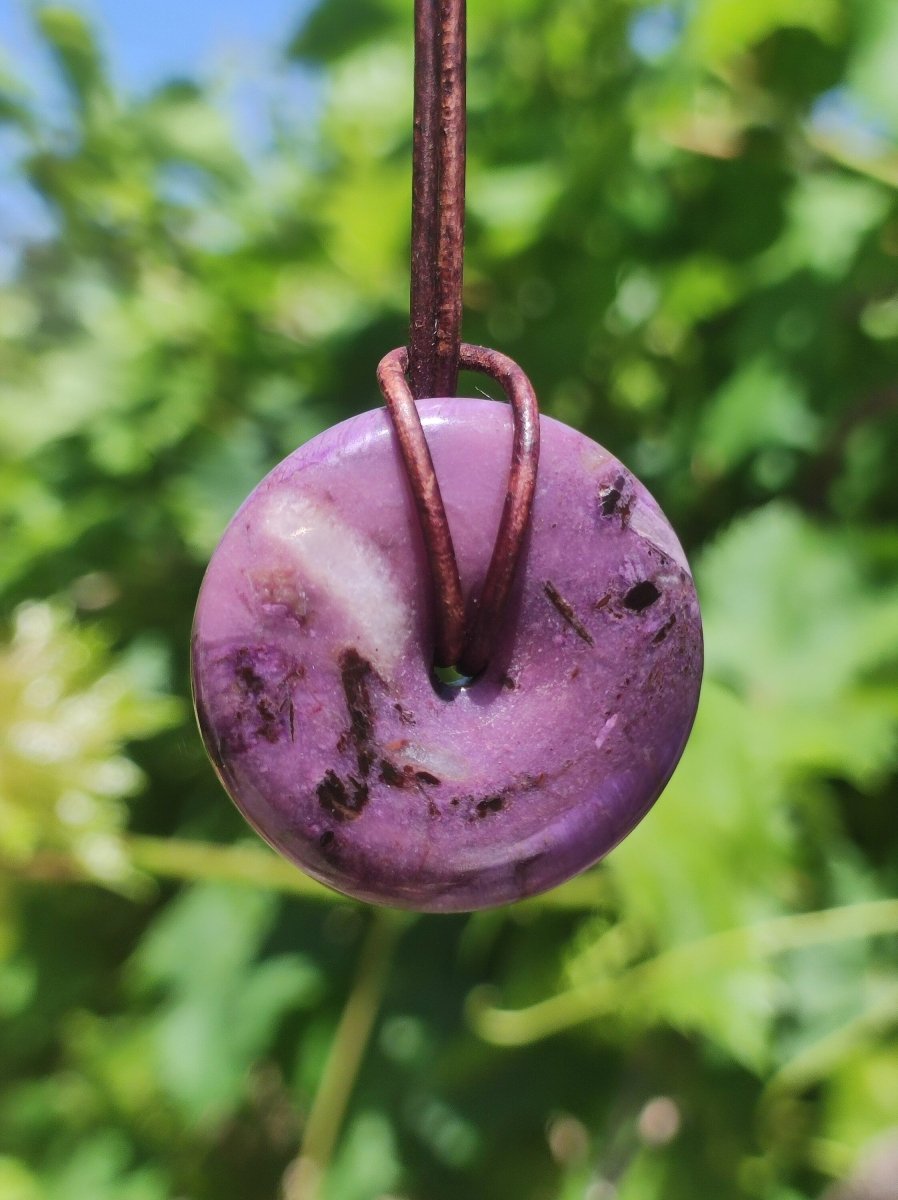 Sugilith Schutz Donut Edelstein Kristall Heilstein Rarität Selten Sammler Sugilit lila Anhänger rund Geschenk Mann Frau Er Sie Freund violet - Art of Nature Berlin