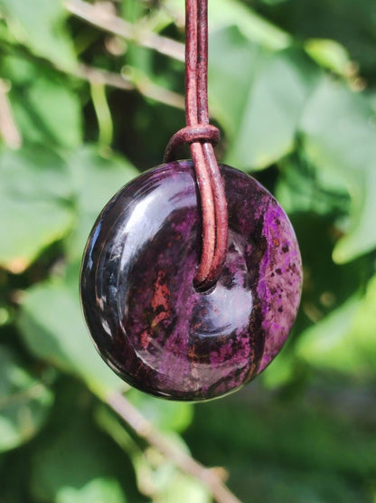 Sugilith Schutz Donut Edelstein Kristall Heilstein Rarität Selten Sammler Sugilit lila Anhänger rund Geschenk Mann Frau Er Sie Freund violet - Art of Nature Berlin